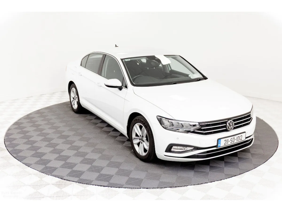 Volkswagen Passat SE NAV 2.0 Diesel Auto 150HP - Image 1