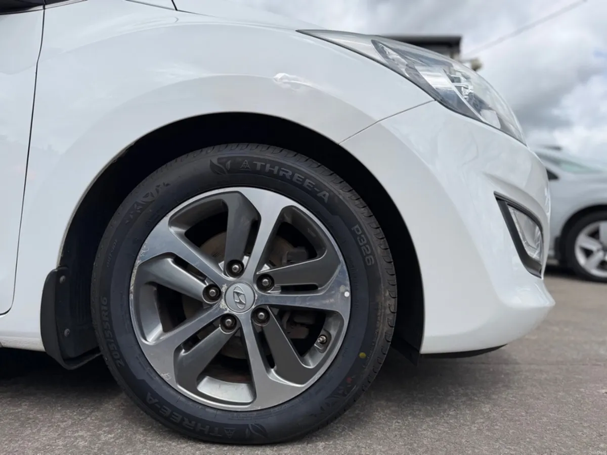 Hyundai i30 DELUXE - Image 4