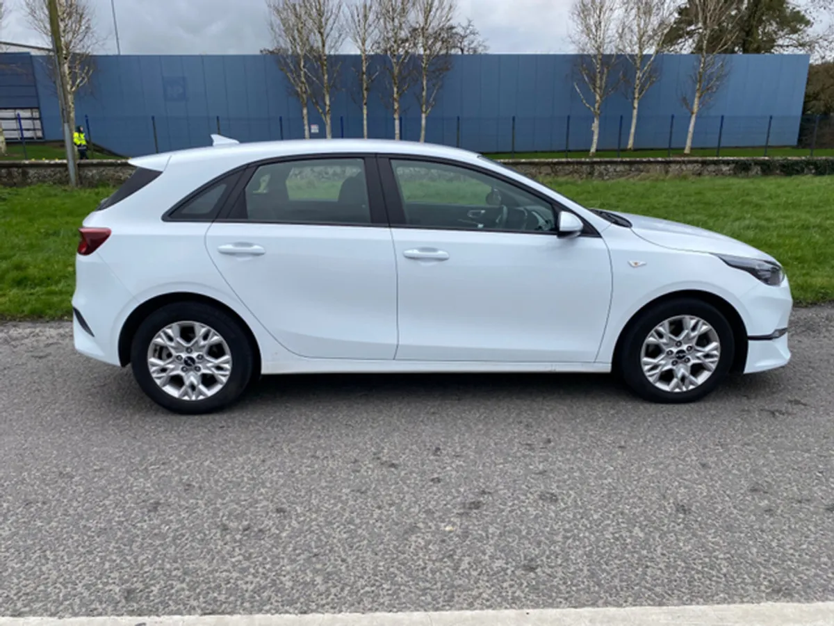 Kia Ceed 1.6 D MHEV K2 MY23 5DR - Image 4