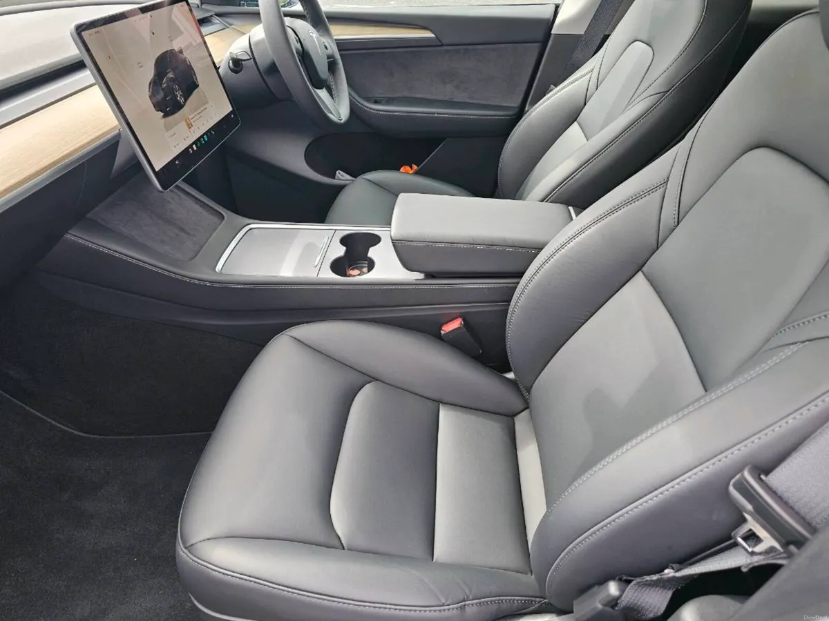 Tesla Model Y 2023 - Image 2