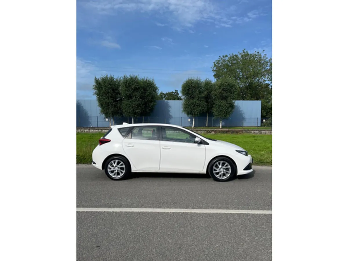 Toyota Auris 1.4 D-4D LUNA 4DR - Image 4