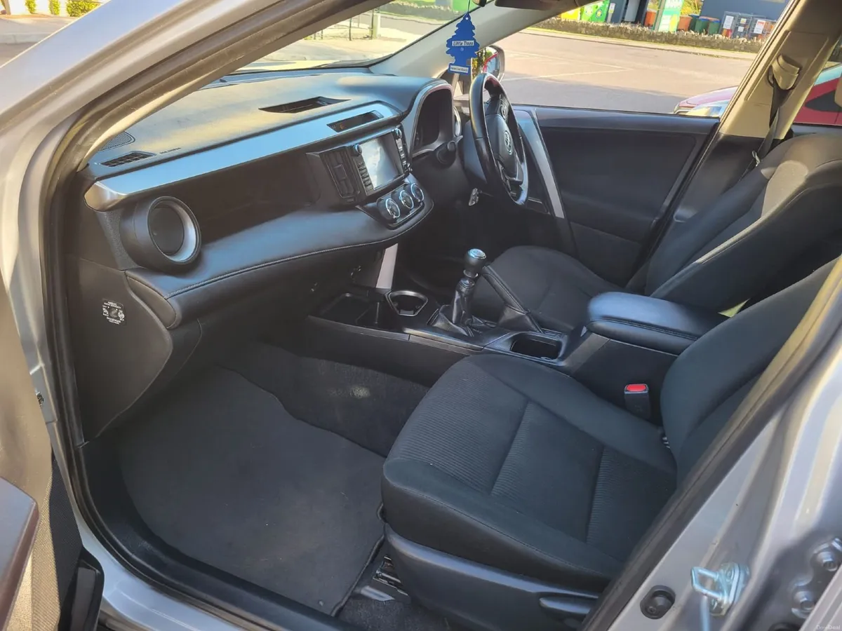 Toyota RAV4 2017 - Image 2