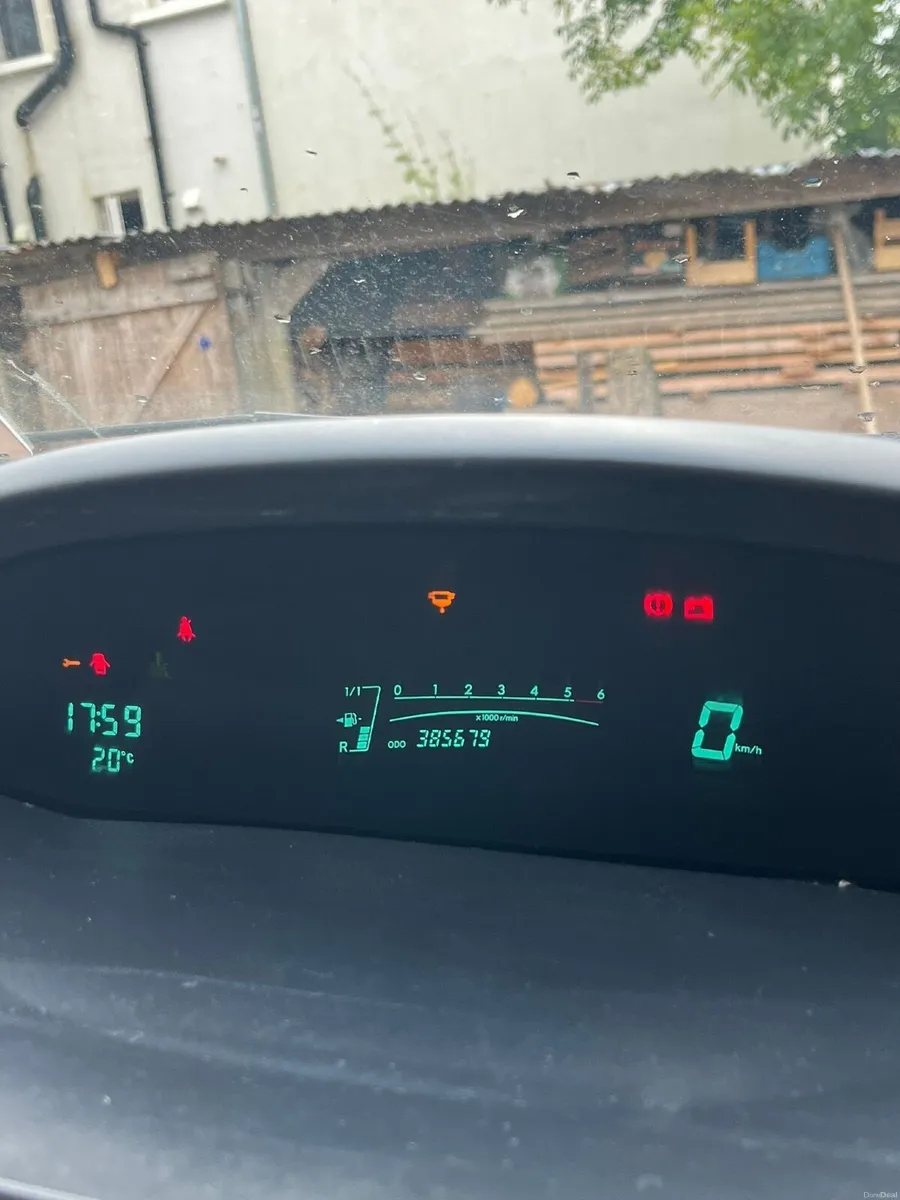 Toyota Yaris 2011 - Image 2