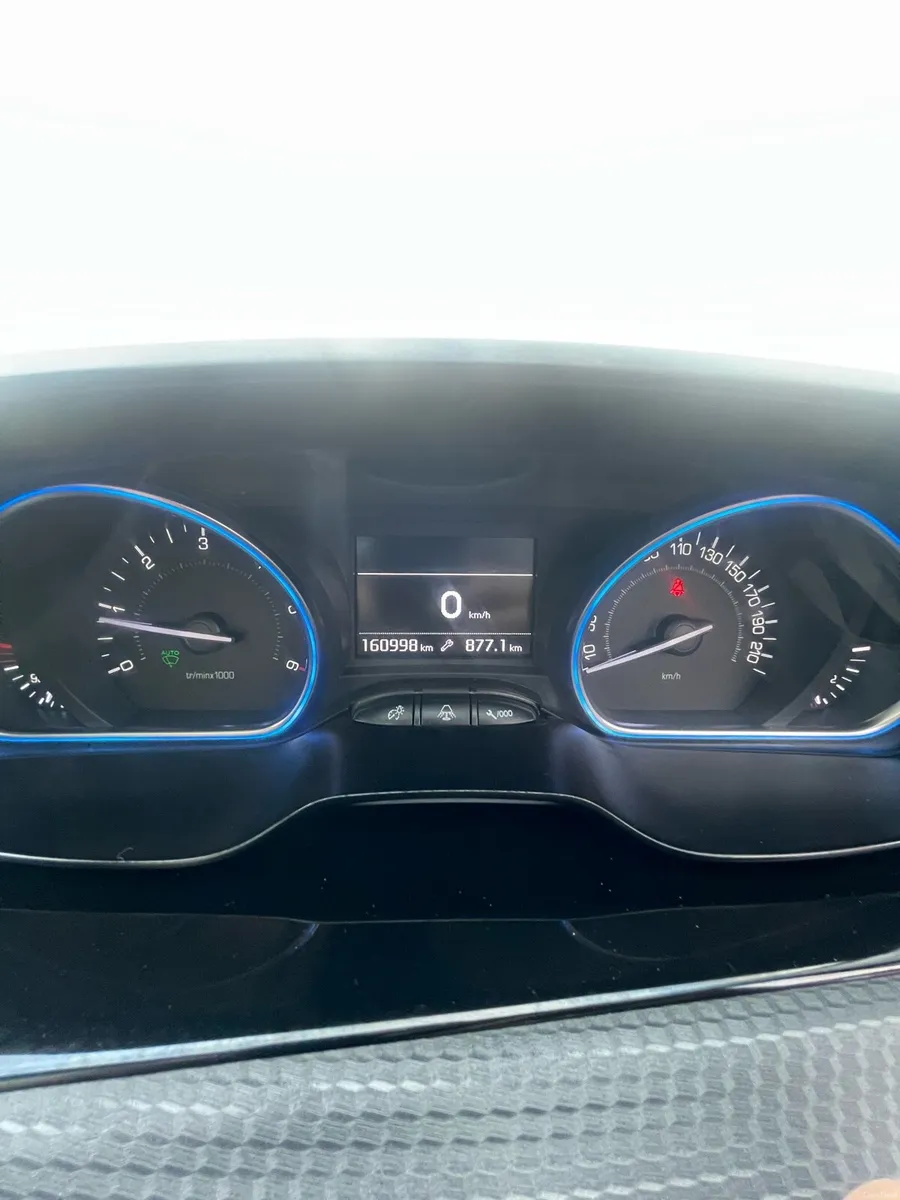 Peugeot 2008 - Image 6