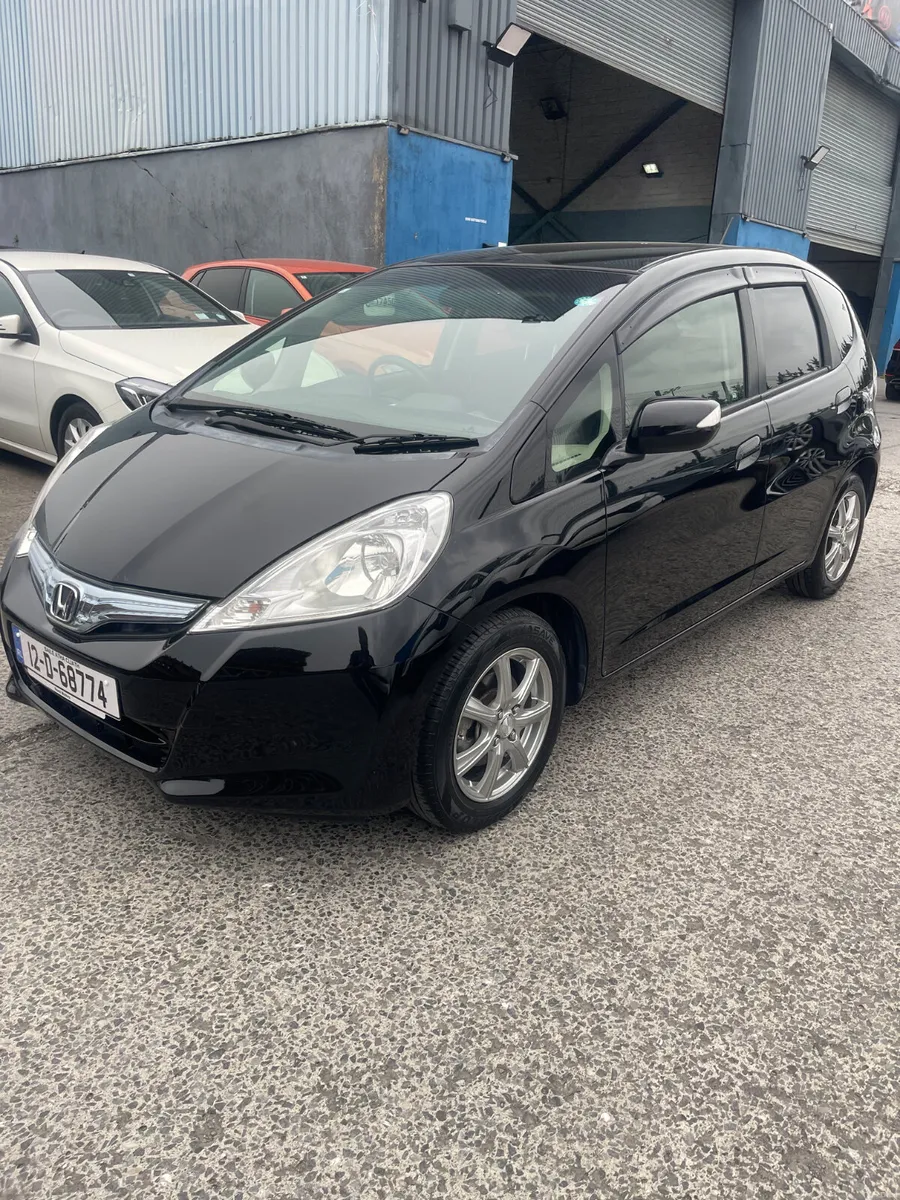 2012 Honda Fit automatic hybrid low mileage - Image 3