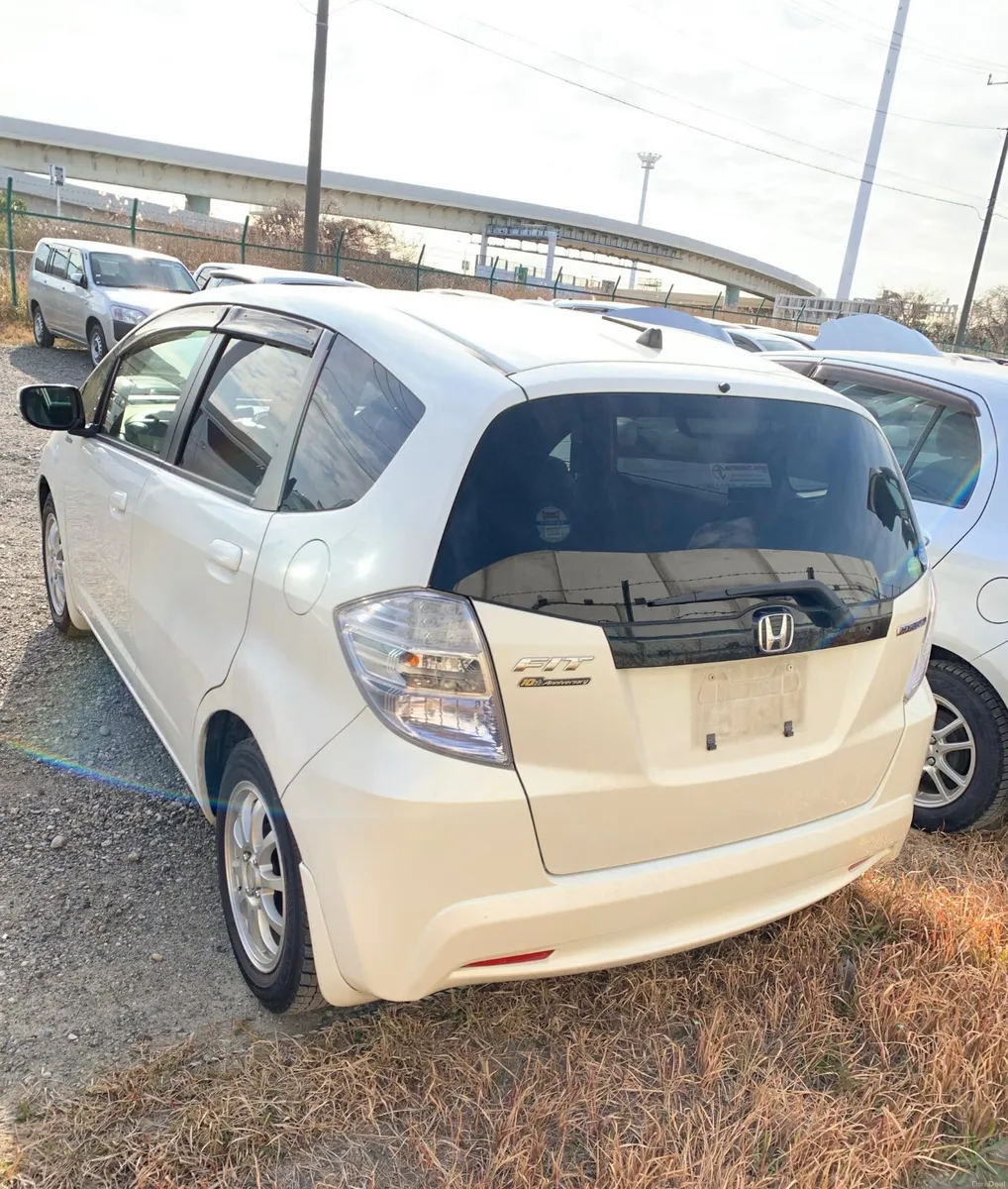 2012 Honda Fit 1.3 Hybrid LOW KILOMETRES - Image 3