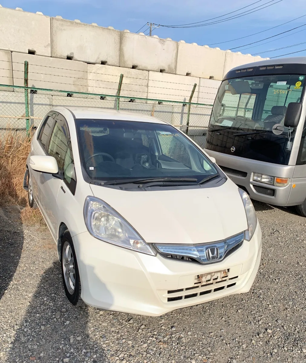 2012 Honda Fit 1.3 Hybrid LOW KILOMETRES - Image 1