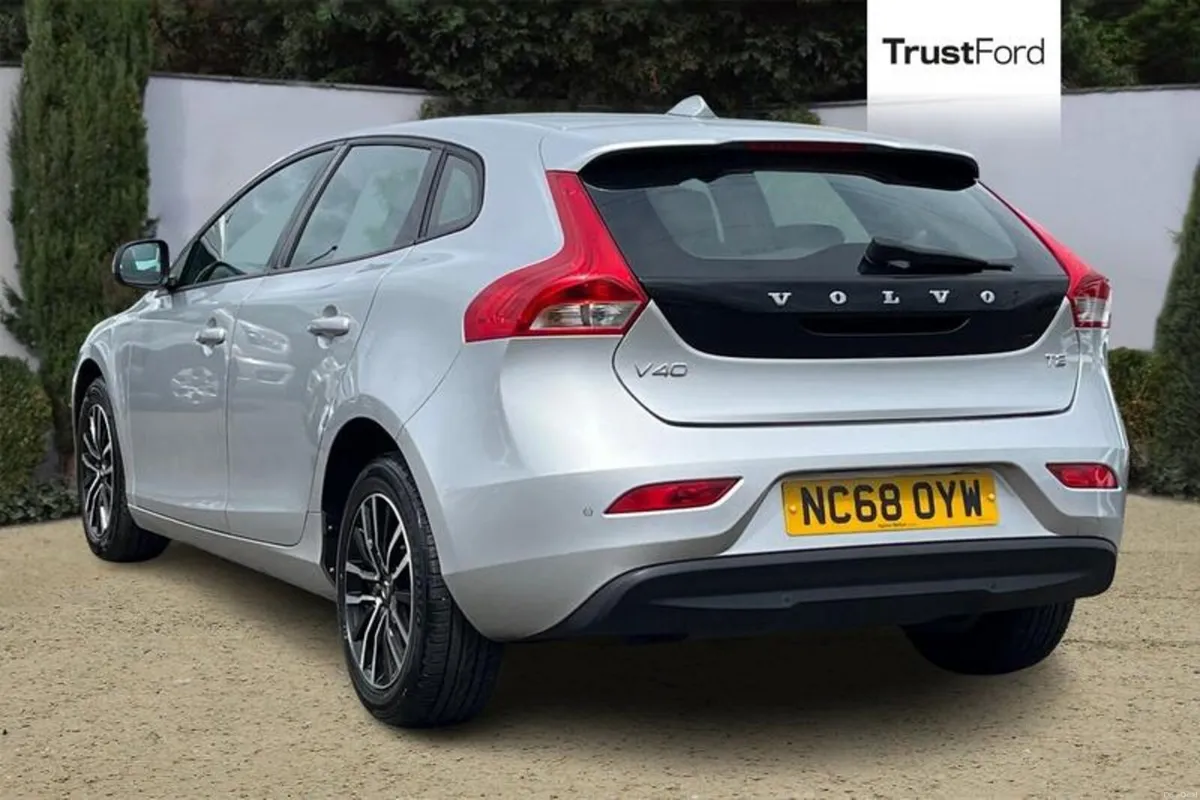 Volvo V40 Momentum - Image 2