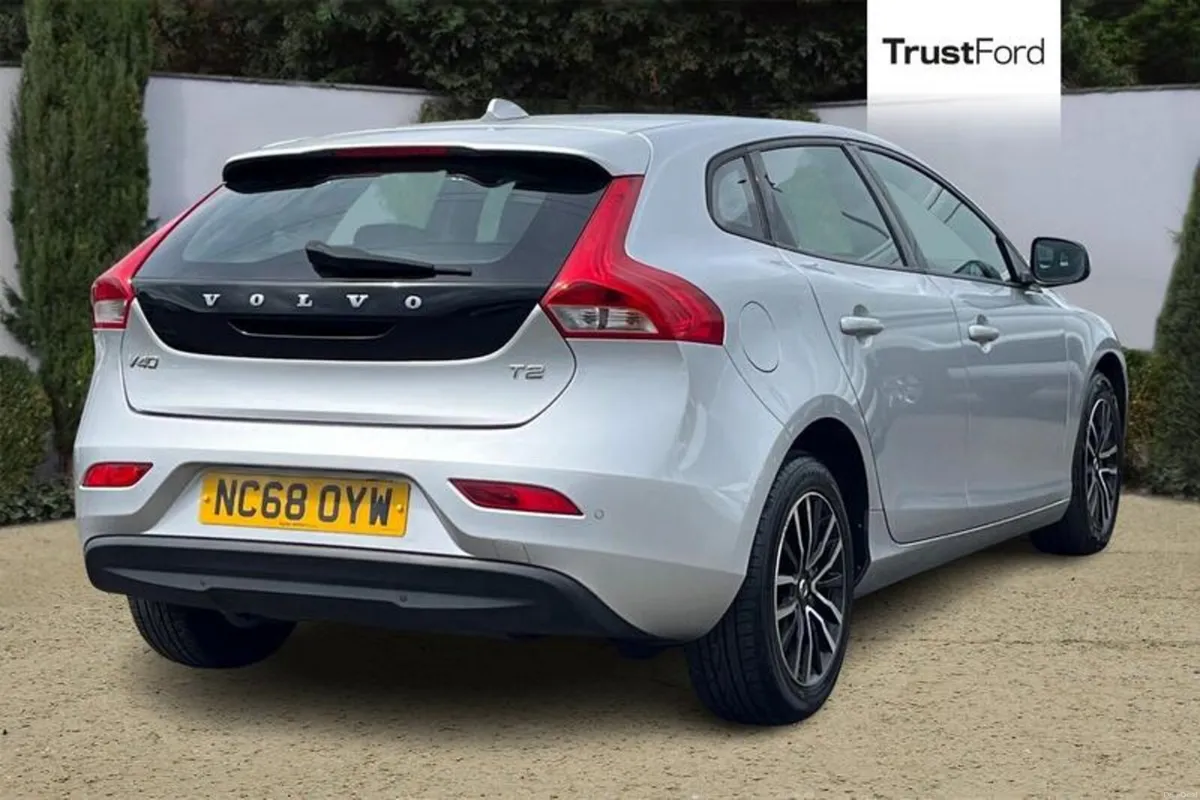 Volvo V40 Momentum - Image 4