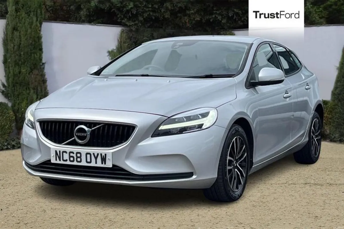 Volvo V40 T2 [122] Momentum 5dr - MOT'D TO JUNE 20 - Image 5