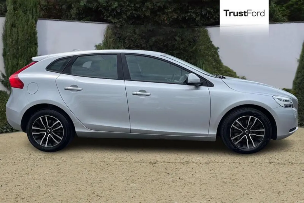 Volvo V40 Momentum - Image 3