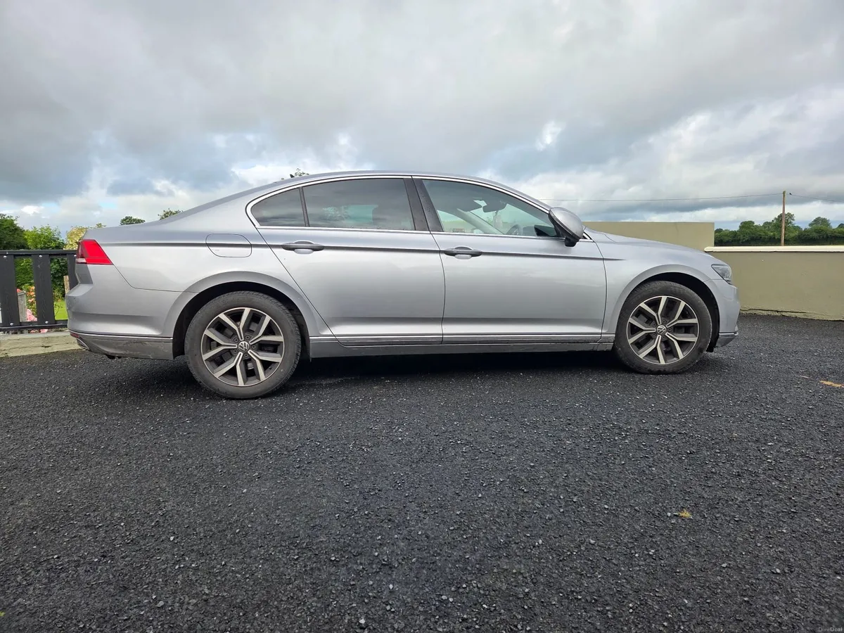 Volkswagen Passat 2022 - Image 2