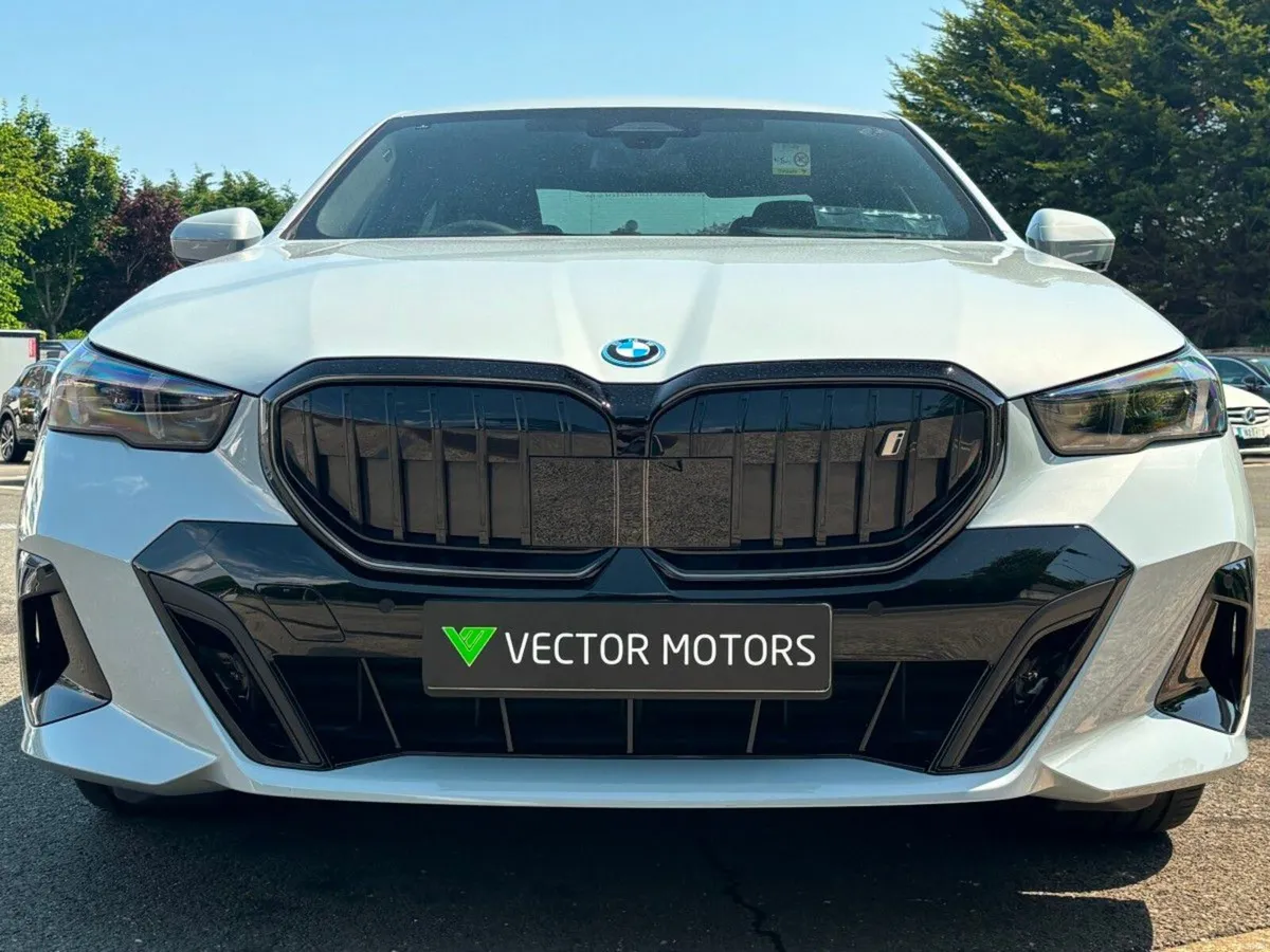 BMW i5 M-SPORT PRO EDRIVE40 BROOKLYN GREY - Image 4