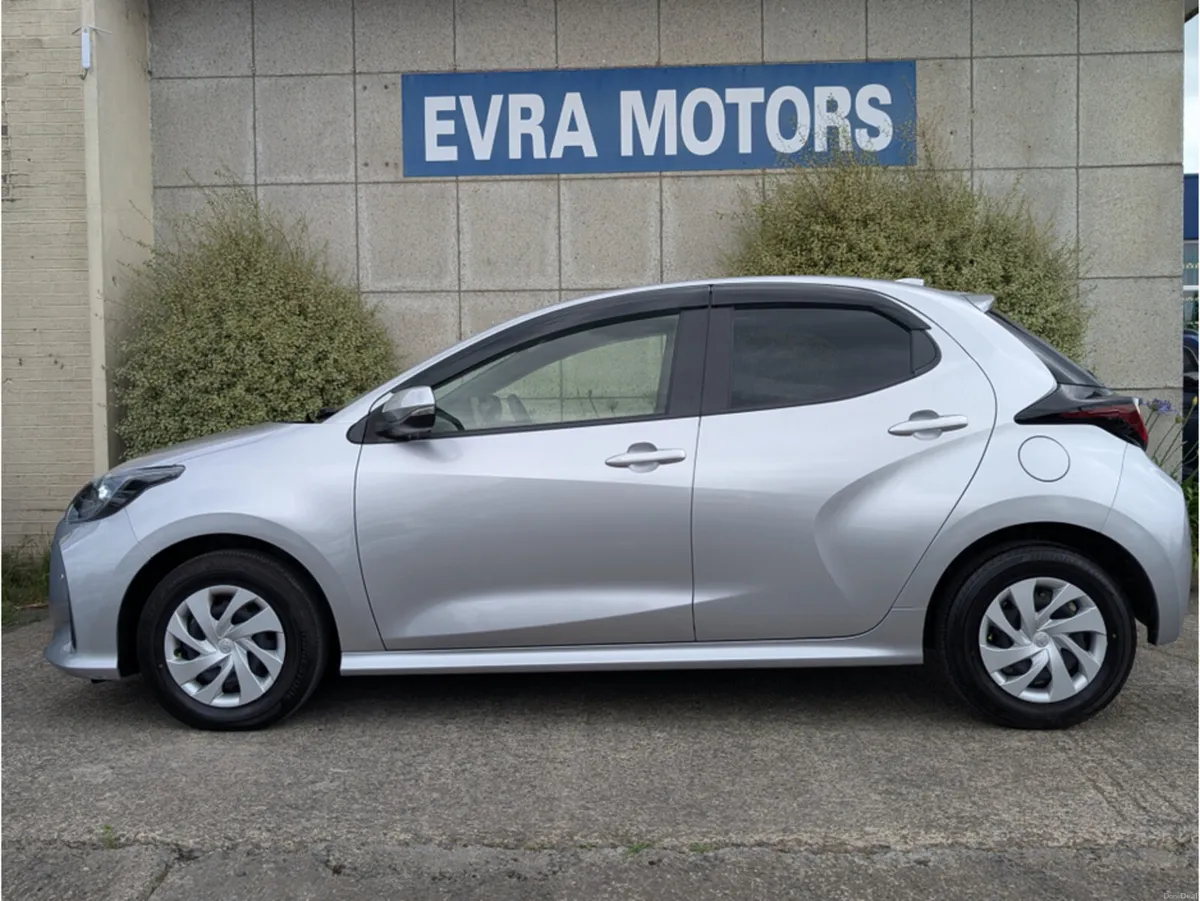 Toyota Yaris X HYBRID AUTOMATIC 1.5 PETROL //REVER - Image 4