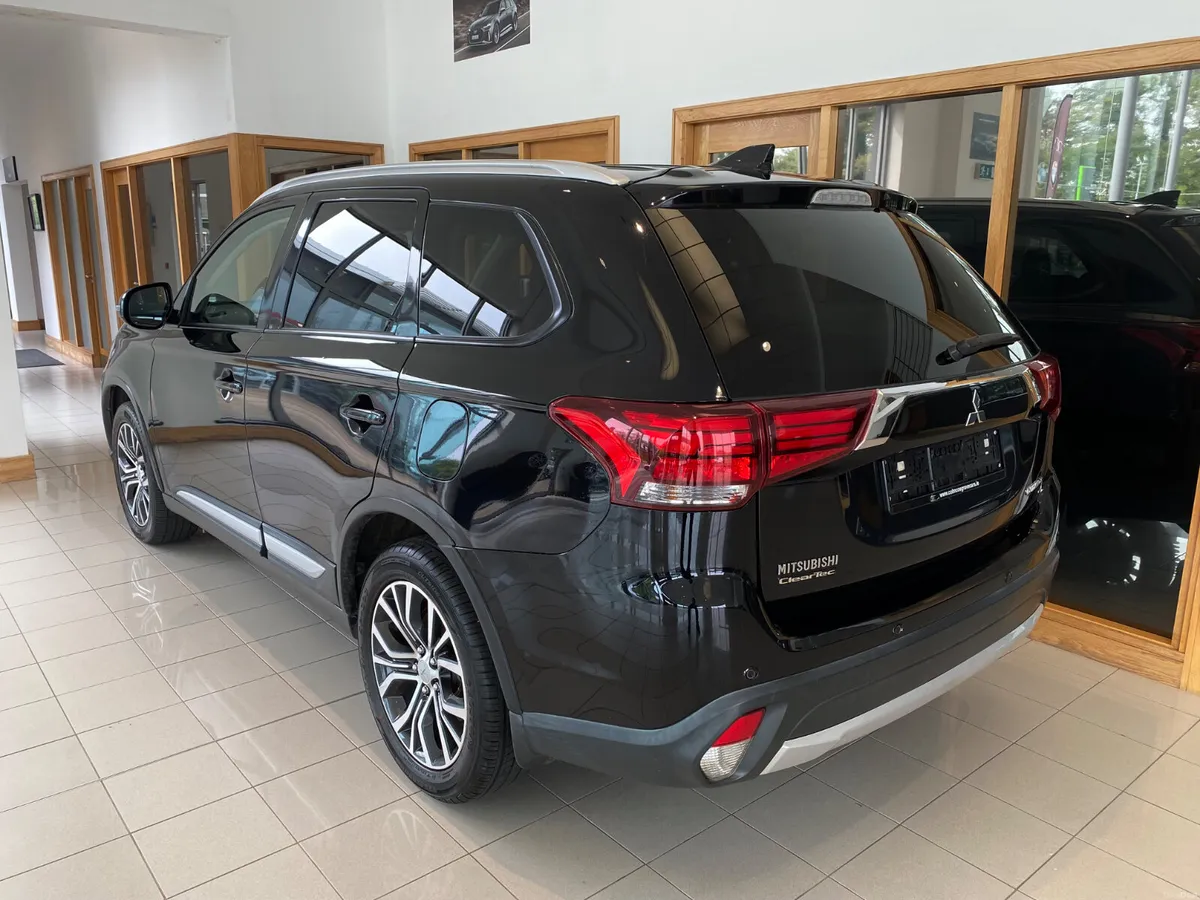 Mitsubishi Outlander 2018 5 seats  INTENSE - Image 5