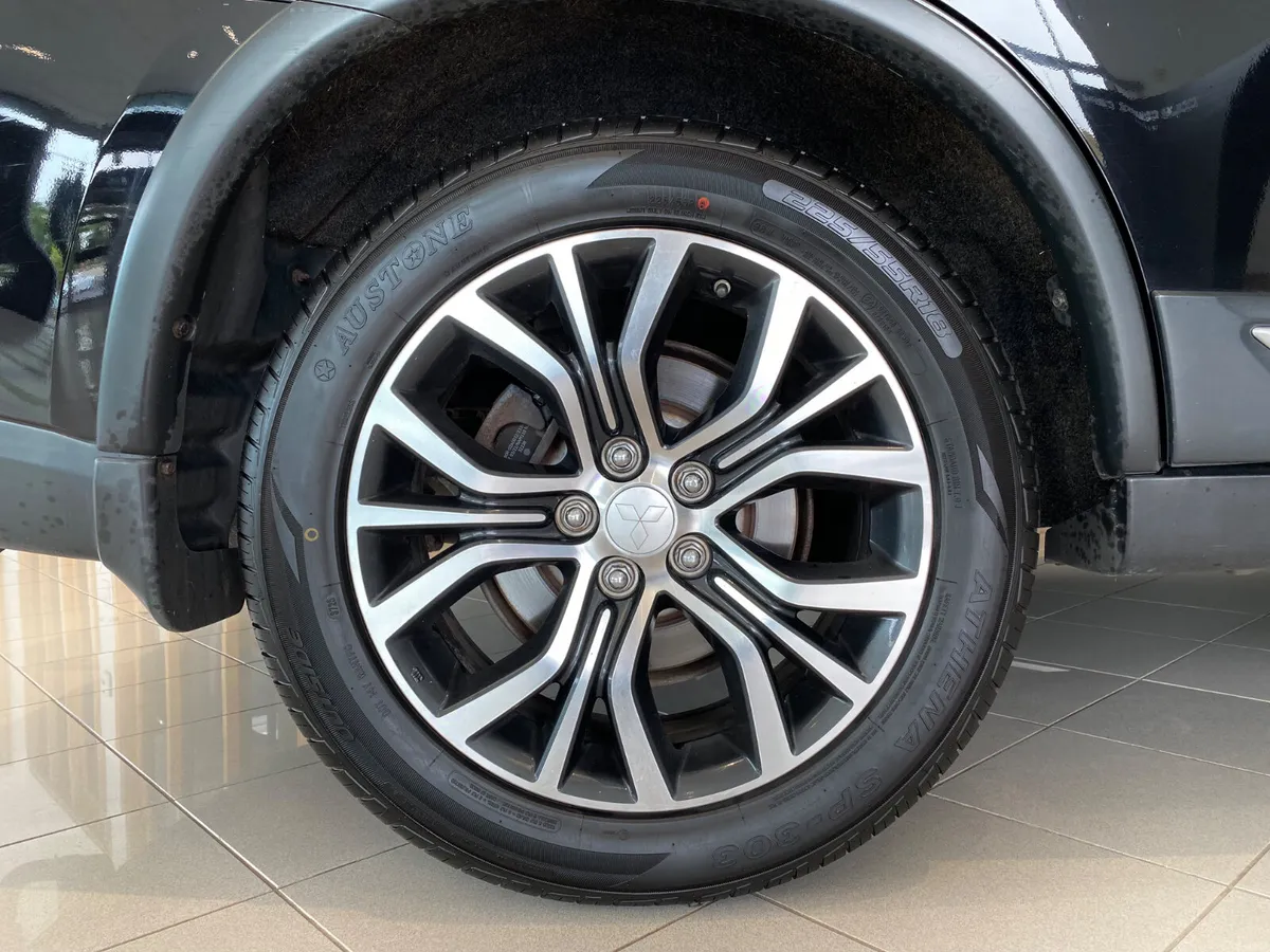 Mitsubishi Outlander 2018 5 seats  INTENSE - Image 6