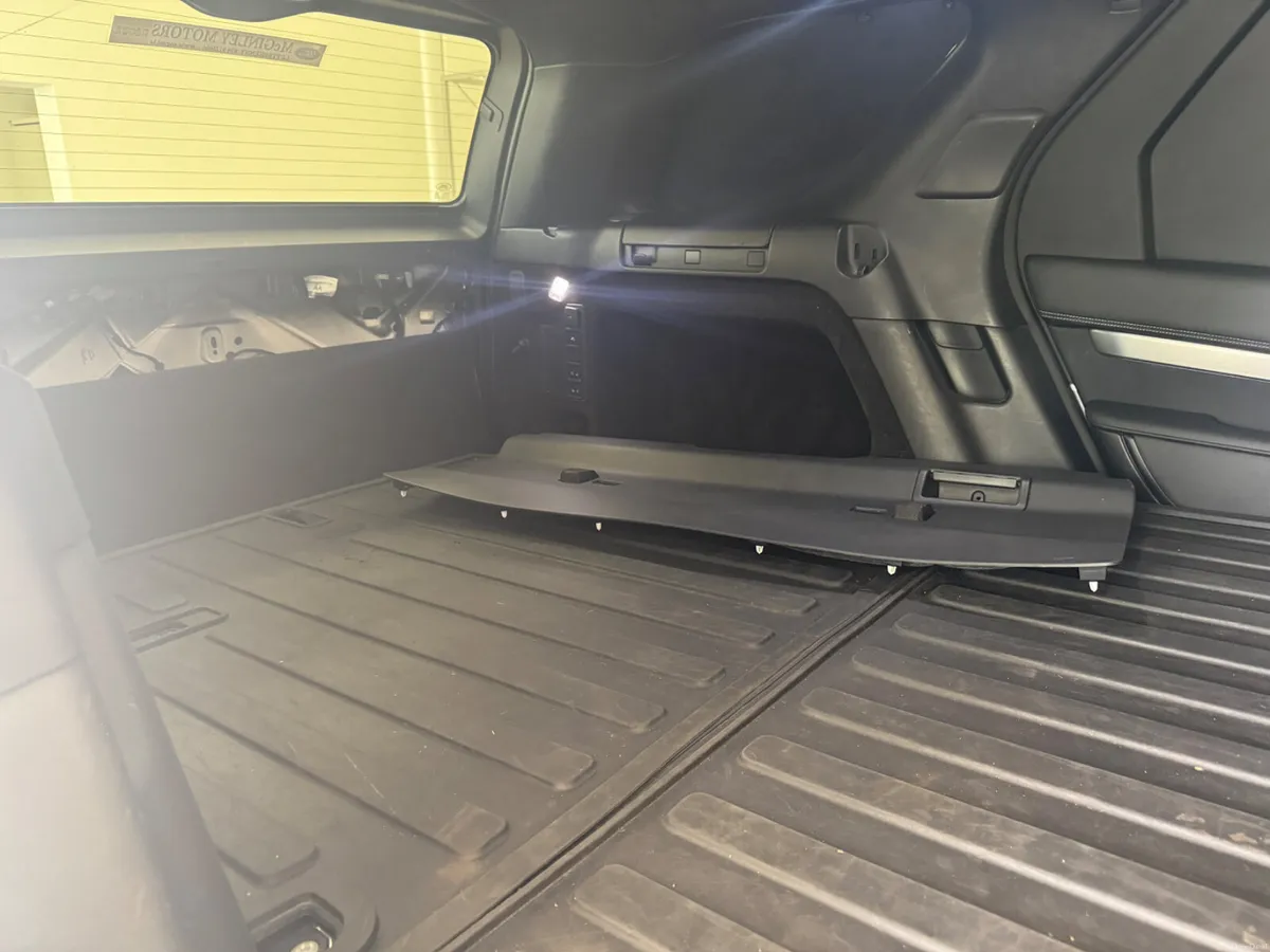 Land Rover Discovery 2023 - Image 4
