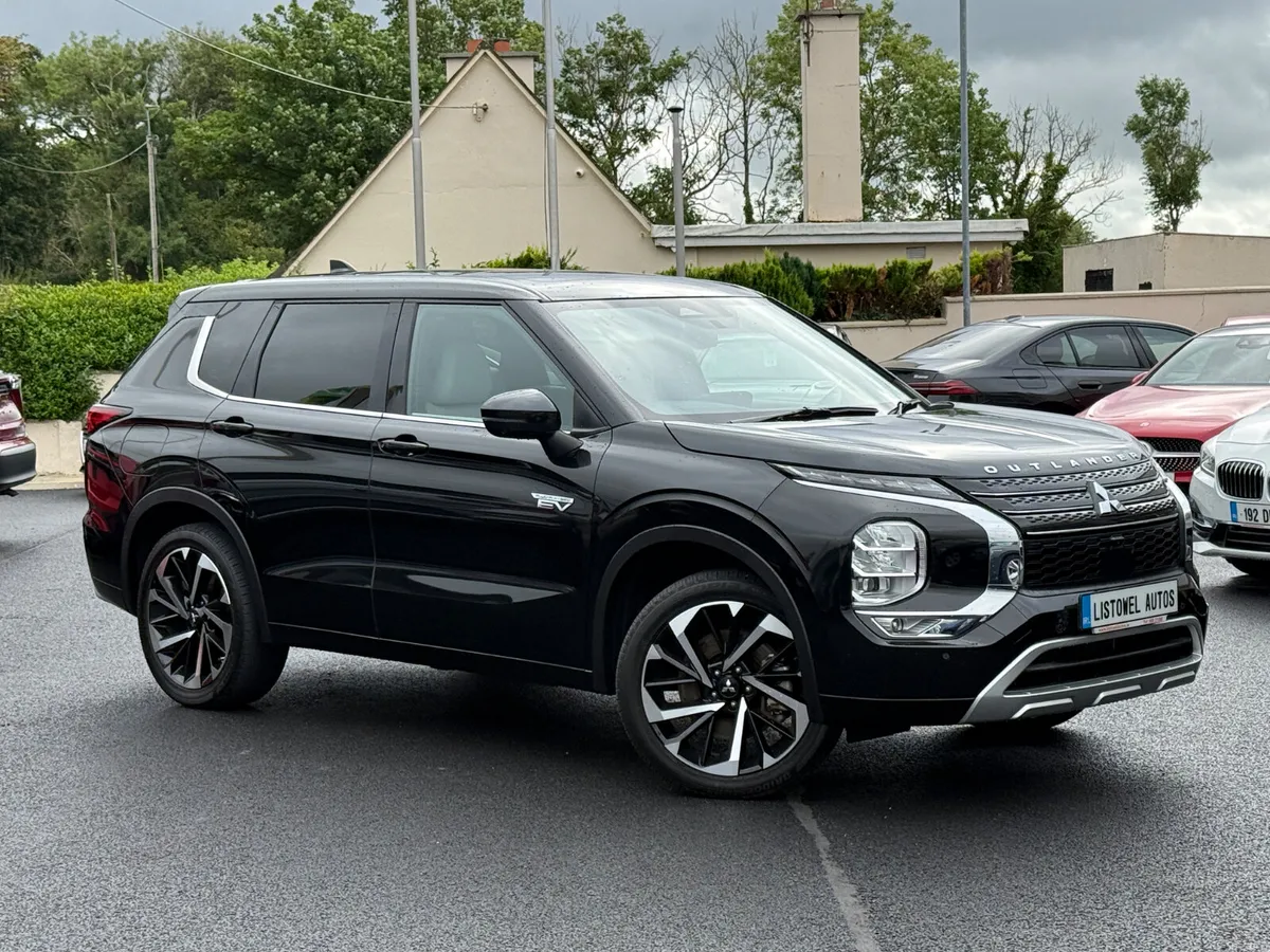 221 MITSUBISHI OUTLANDER 2.5 PHEV 4WD 7 SEATER - Image 2