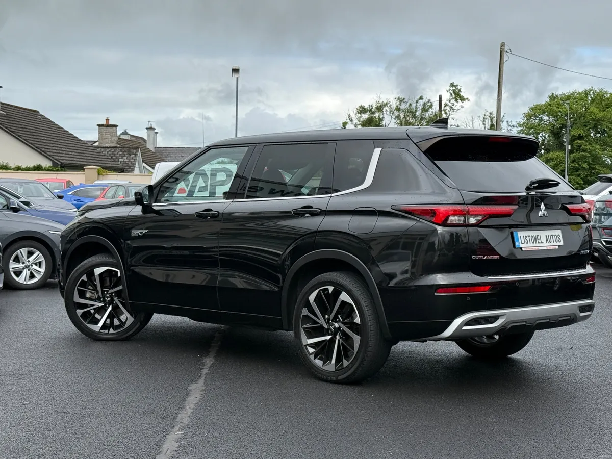 221 MITSUBISHI OUTLANDER 2.5 PHEV 4WD 7 SEATER - Image 3