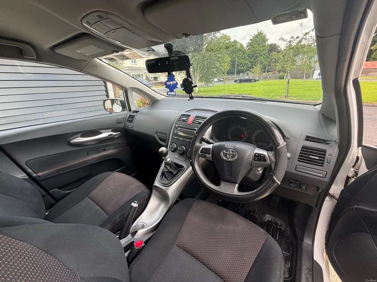 Toyota Auris SPORT Model 2012 - Image 2