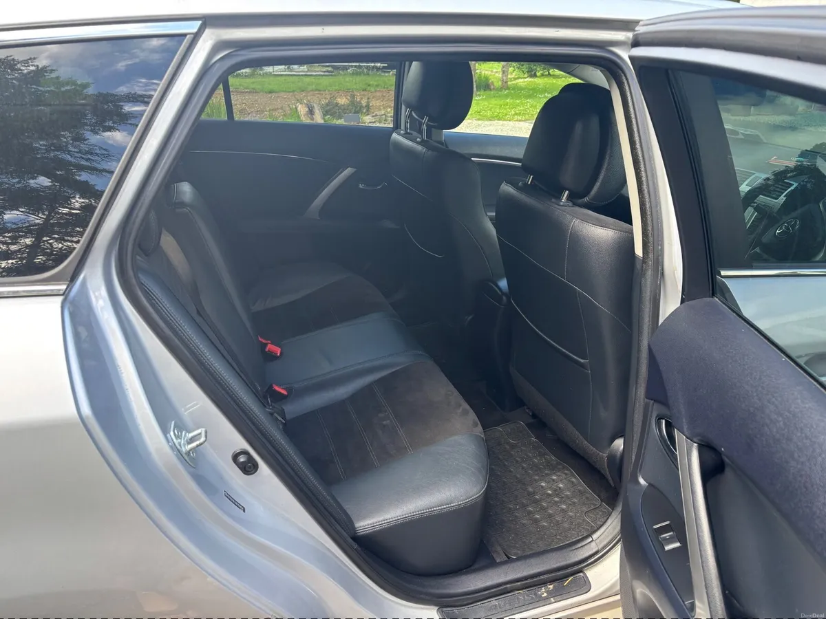 Toyota Avensis 2014 - Image 2