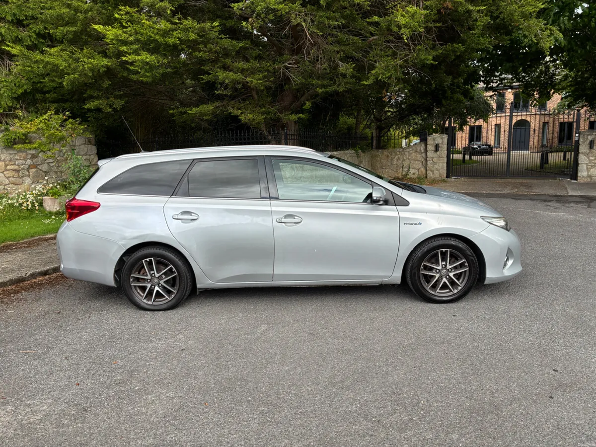 Toyota Auris Hybrid Estate - €7,950 - Image 4