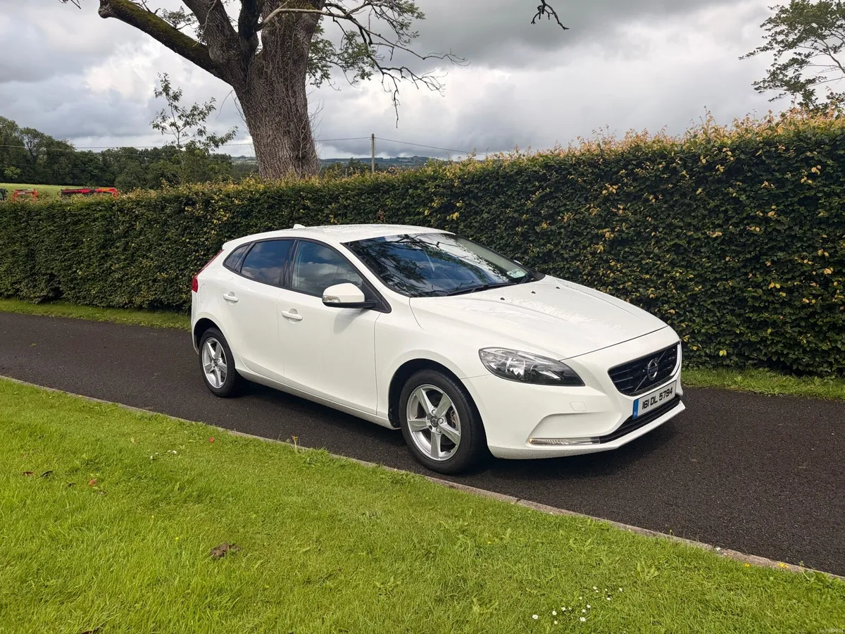Volvo V40 - Image 2