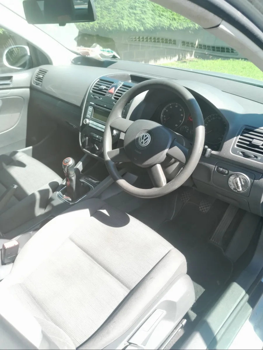 Volkswagen Golf 2005 - Image 2