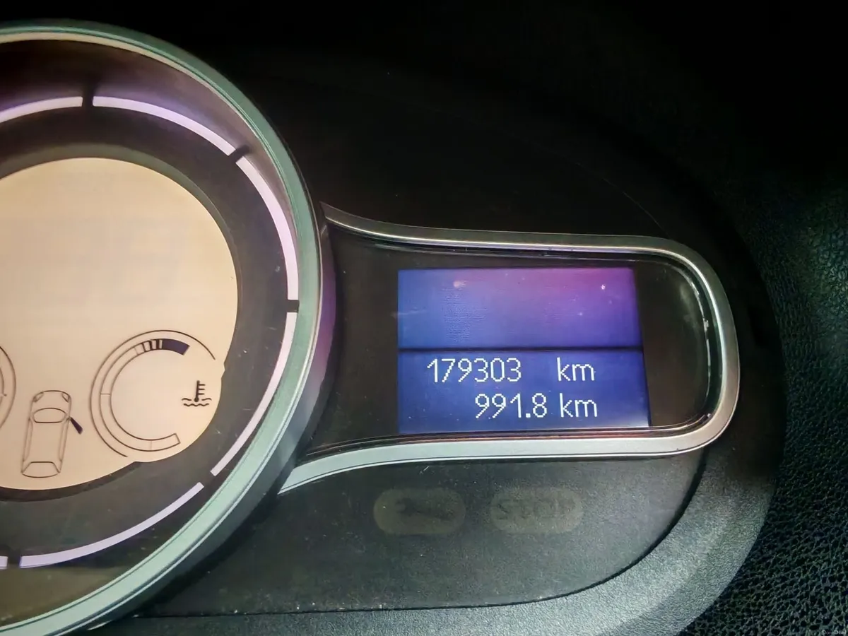 Renault Fluence 2011 - Image 2