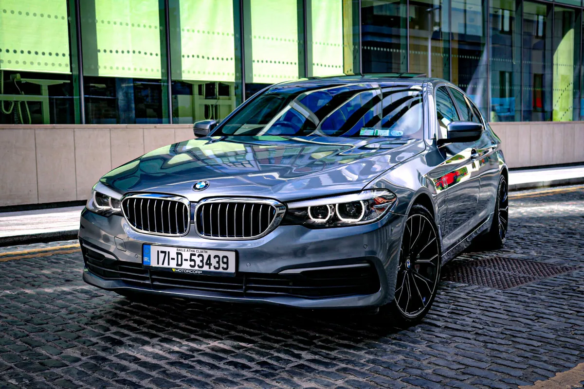 BMW 530e // Sunroof // Black Leather // Low Km - Image 4