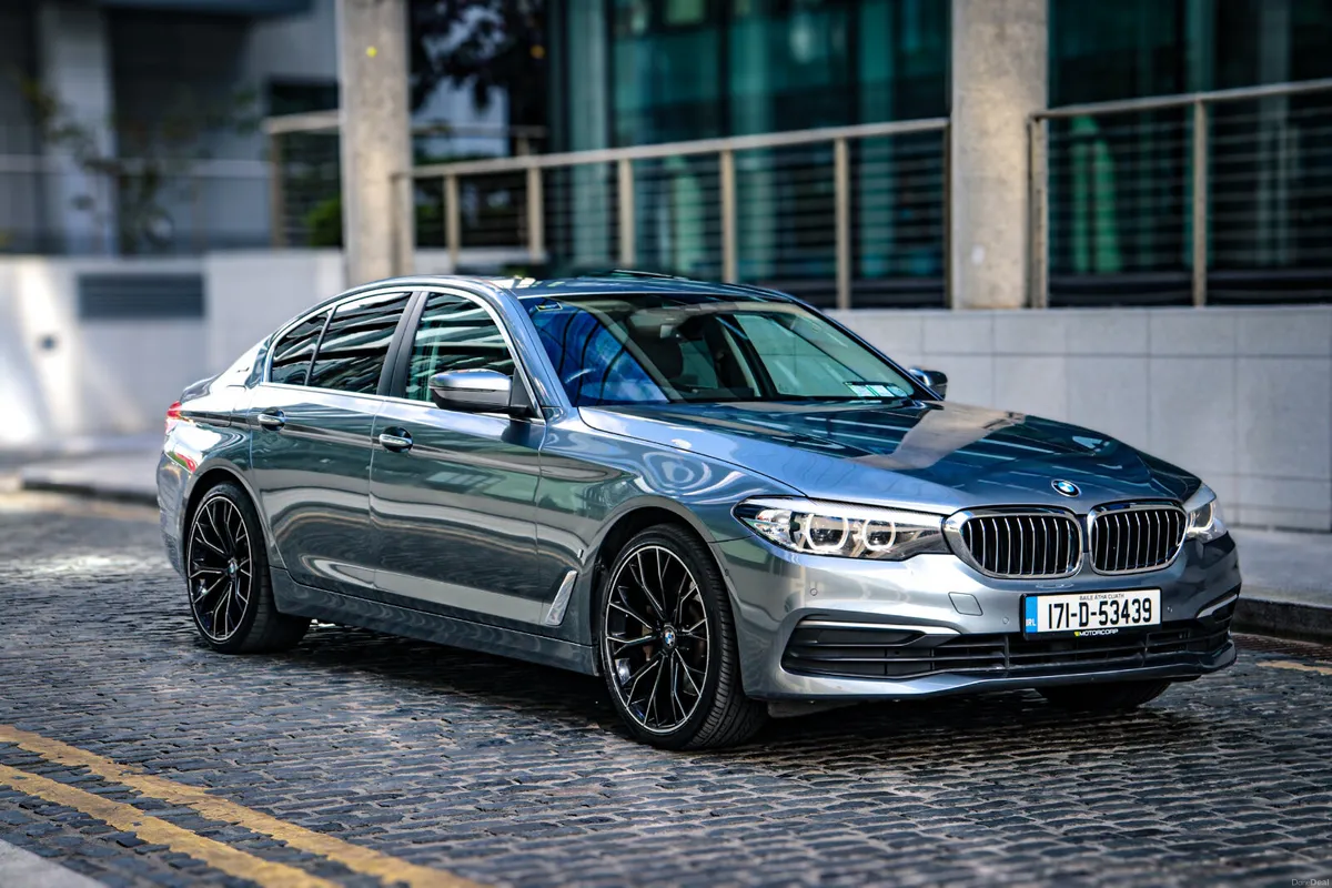 BMW 530e // Sunroof // Black Leather // Low Km - Image 3