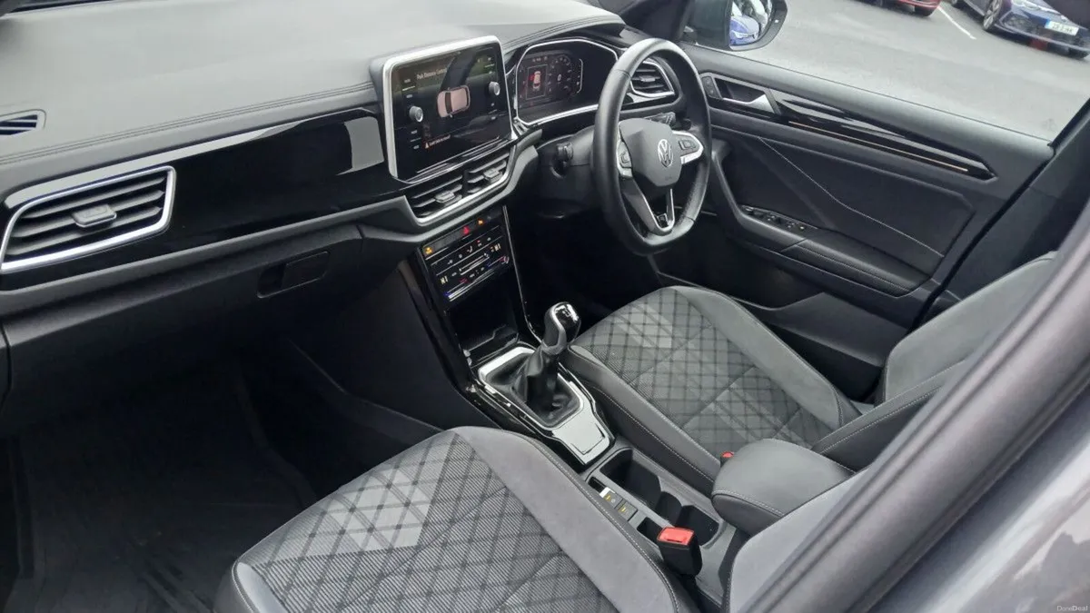 Volkswagen T-Roc R-Line 2.0 TDI M6F 116HP **REAR V - Image 3