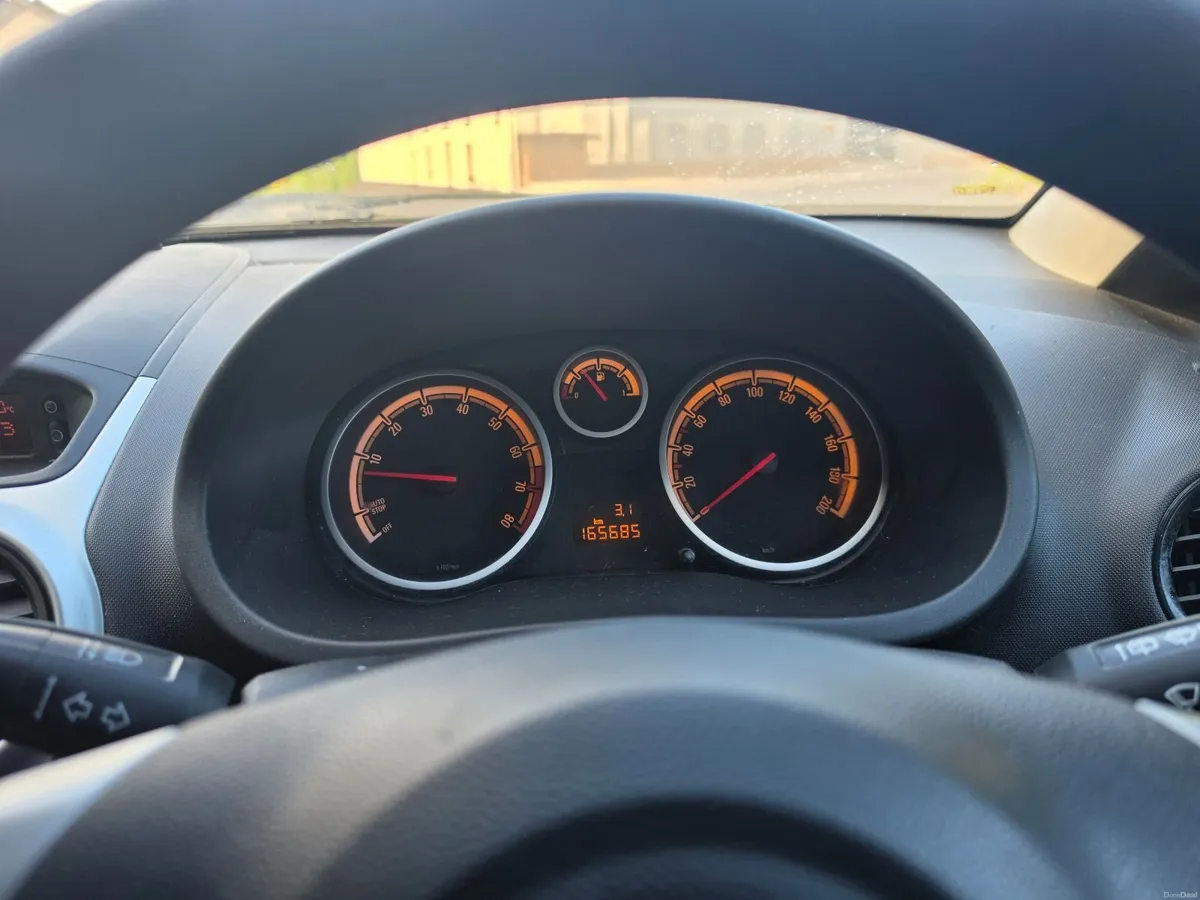 Opel Corsa 2014 - Image 2