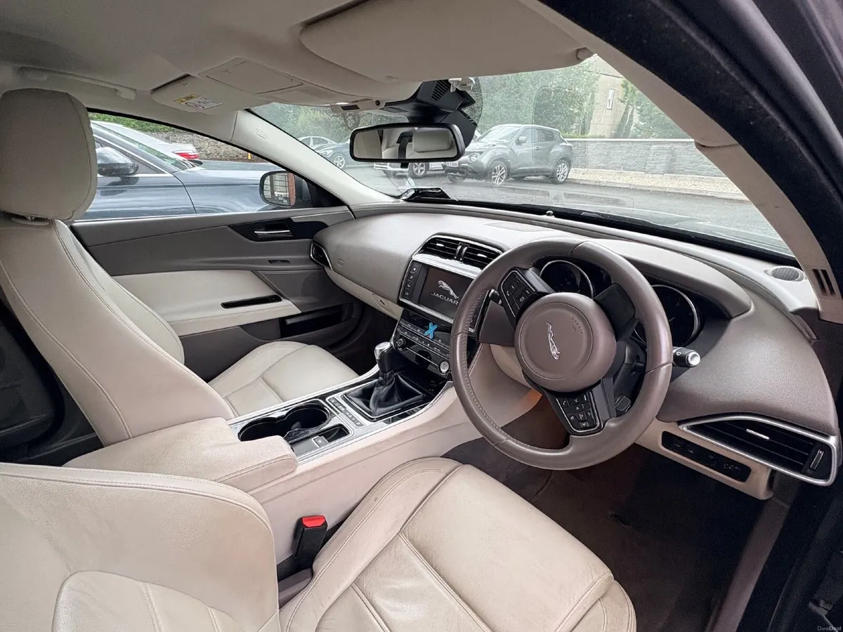 Jaguar XE 2017 - Image 4