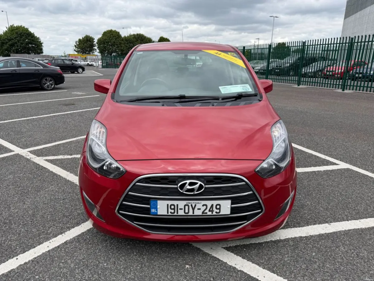 Hyundai ix20 1.6 PETROL, DELUXE MODEL, TINY MILEAG - Image 3