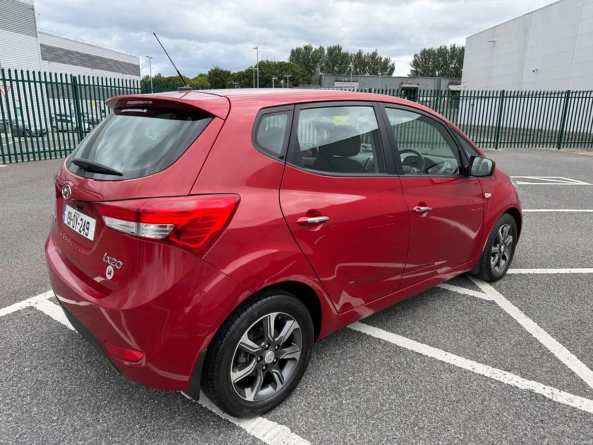 Hyundai ix20 1.6 PETROL, DELUXE MODEL, TINY MILEAG - Image 4