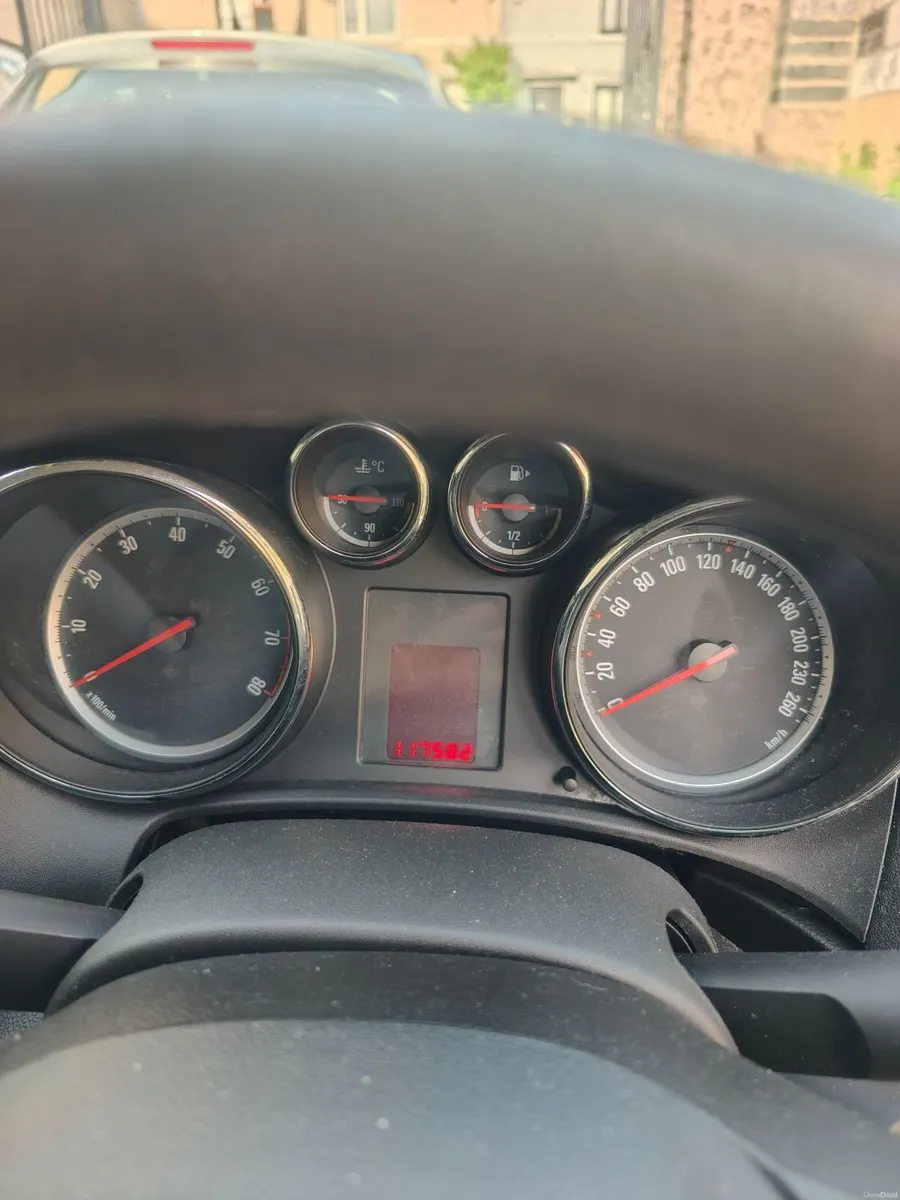 Opel Astra 2013 - Image 1