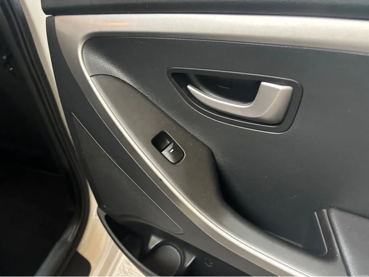 Hyundai i30 1.4 CLASSIC 5DR - Image 4