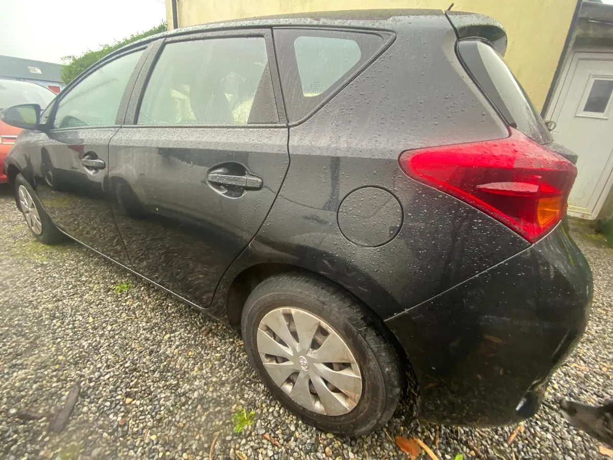 Toyota Auris 2015 - Image 2