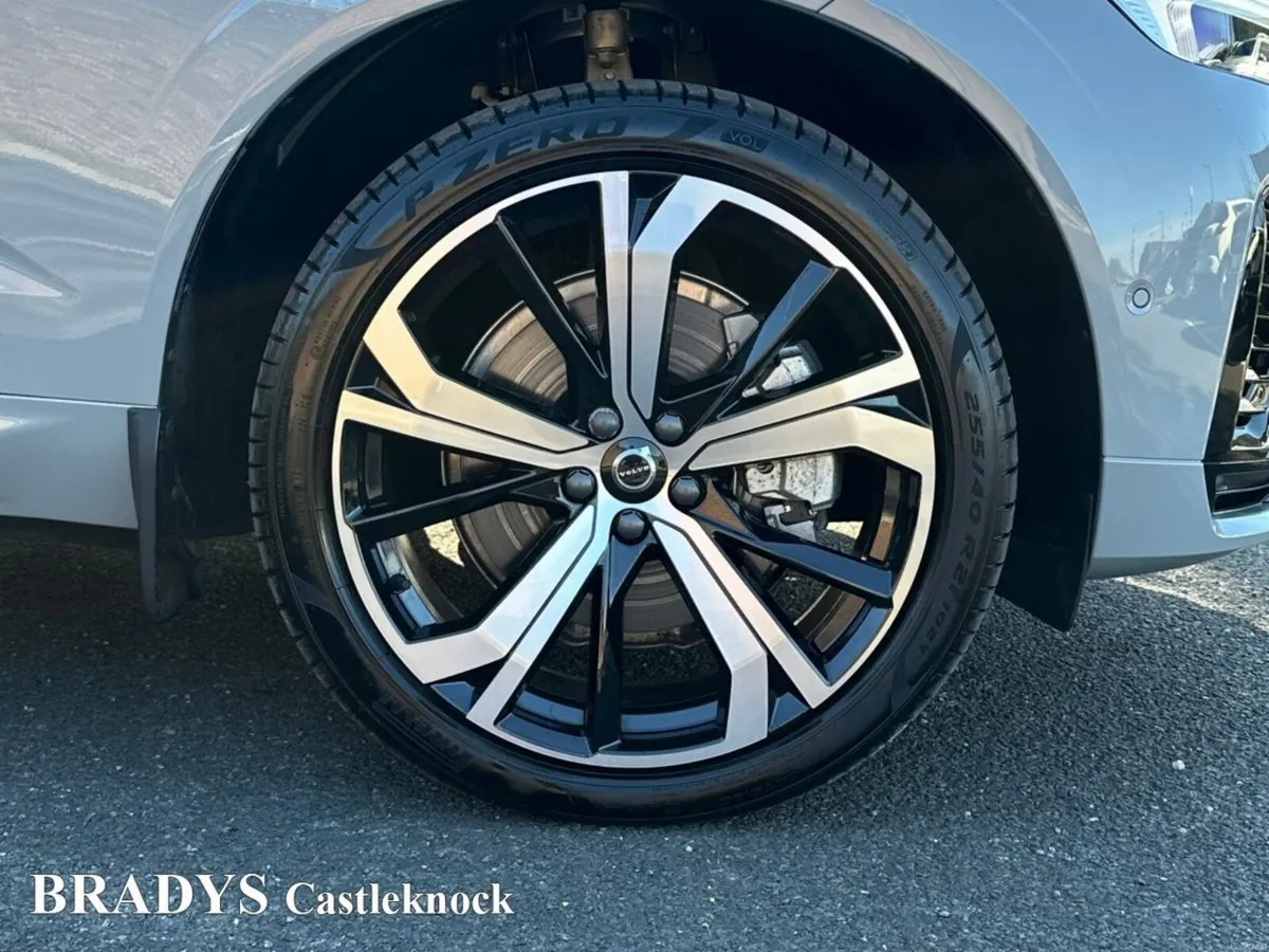 Volvo XC60 T6 Ultra Dark AWD PHEV--Ventilated Napp - Image 5