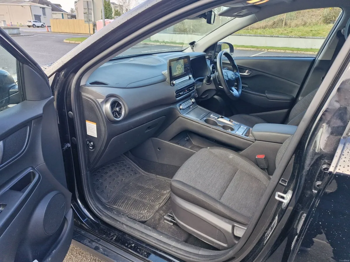 2023 Hyundai Kona EV, Premium model 39kwh - Image 3