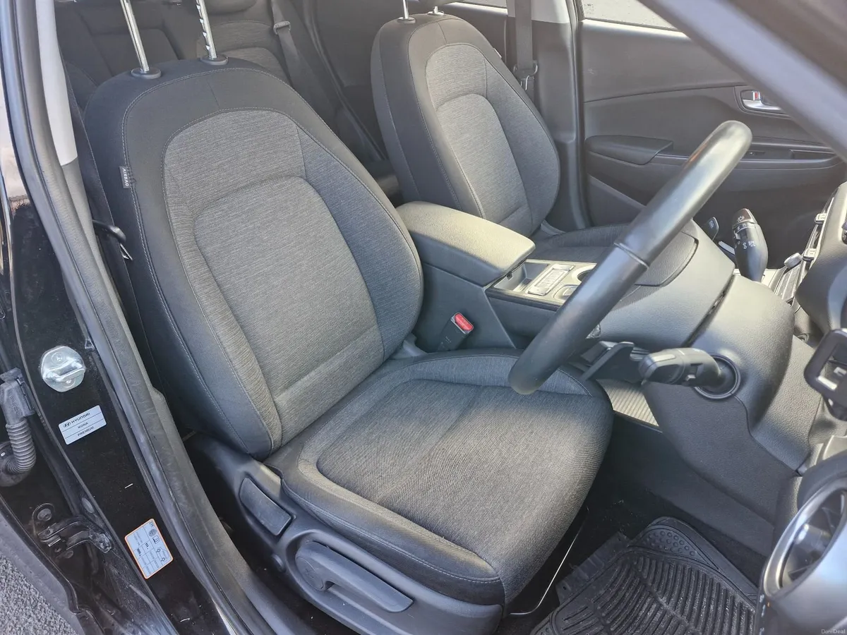 2023 Hyundai Kona EV, Premium model 39kwh - Image 6