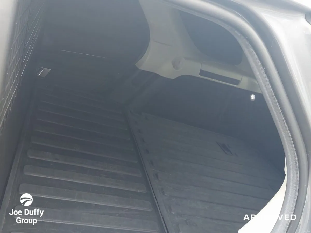 Land Rover Discovery 3.0 SD6 SE COMMERCIAL - Image 5