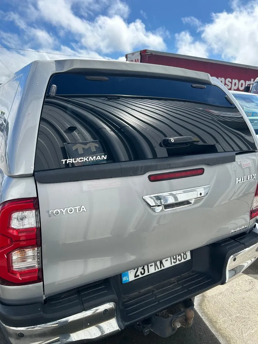 Toyota Hilux 2.4D4D Invincible 148BHP D/C 4DR Auto - Image 2