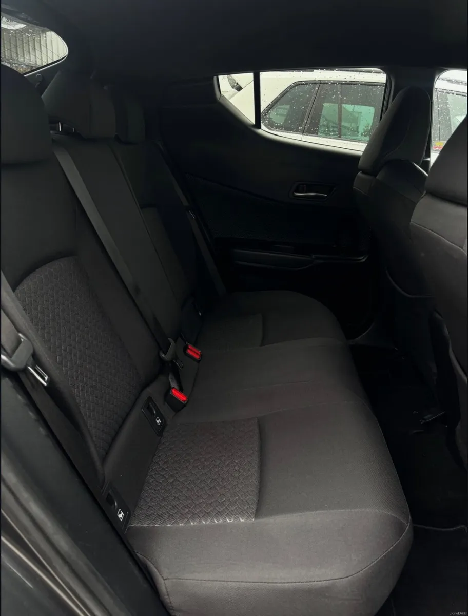 231 Toyota C-HR  1.8 HYBRID - Image 4