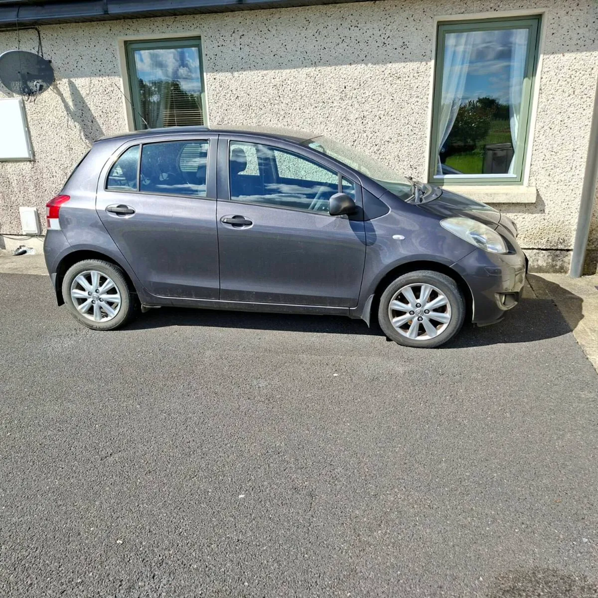 Toyota yaris sport  2011 - Image 2