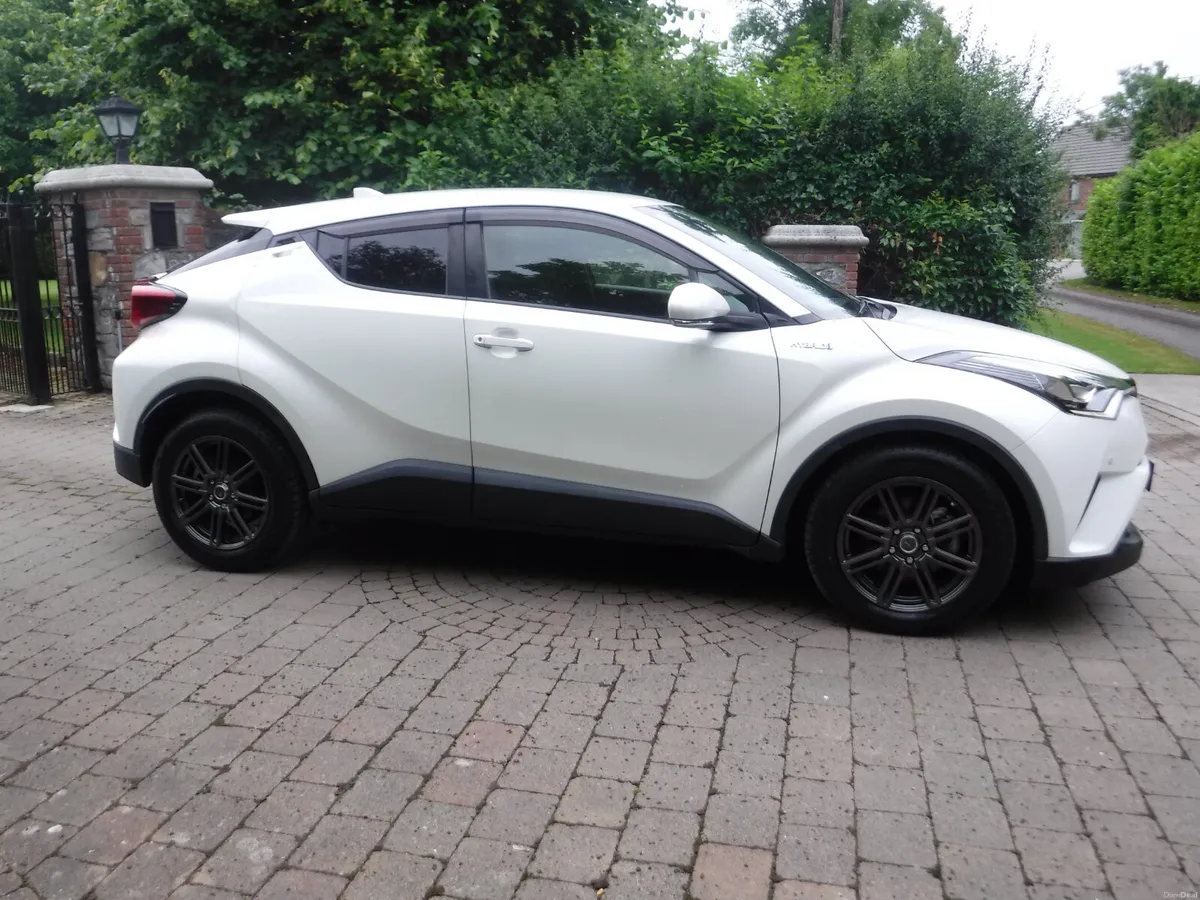 TOYOTA C-HR 1.8 AUTO HYBRID MINT CONDITION - Image 2