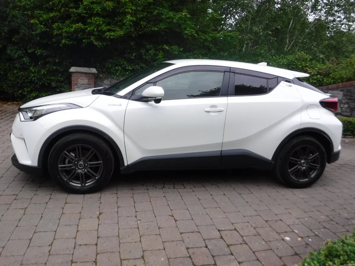 TOYOTA C-HR 1.8 AUTO HYBRID MINT CONDITION - Image 5