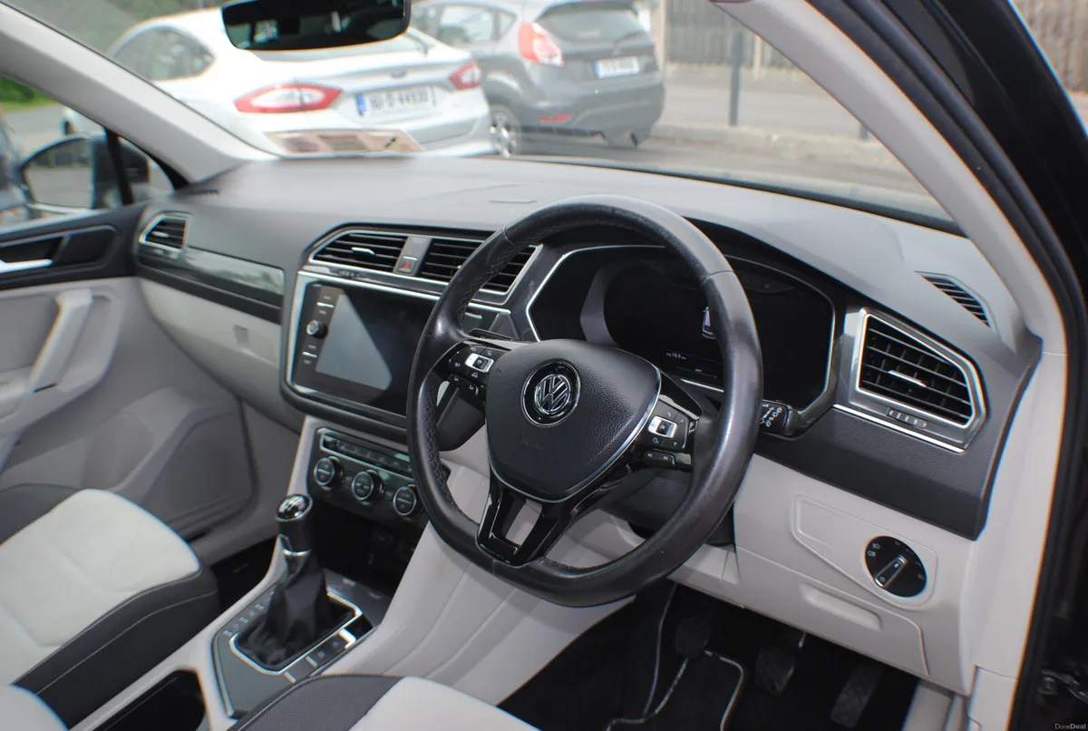 Volkswagen Tiguan 2.0L HIGHLINE SUV 2018 - Image 3