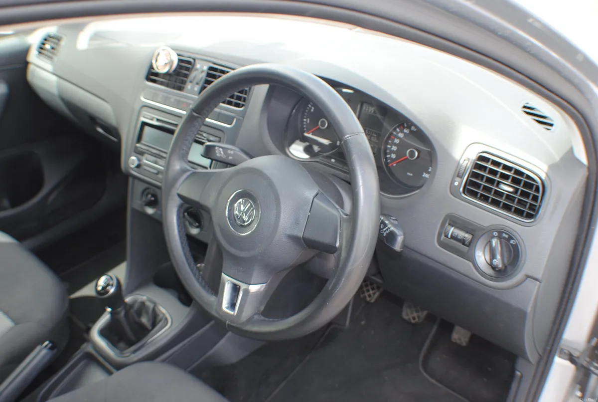 Volkswagen Polo 1.2 PETROL 2014 - Image 2